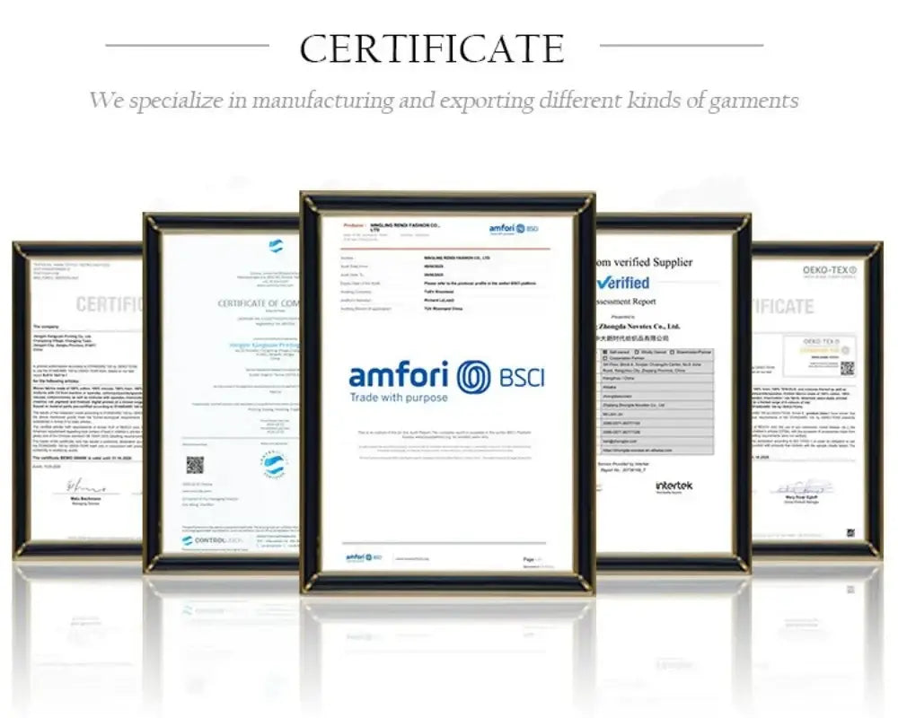 Gerahmtes Zertifikat mit dem amfori bsci-Logo in einem eleganten schwarzen Rahmen mit goldfarbenem Besatz, zentriert auf der Präsentationsfläche, zusammen mit einem langärmeligem Herrenhemd mit geometrischem Polka-Dot-Design.