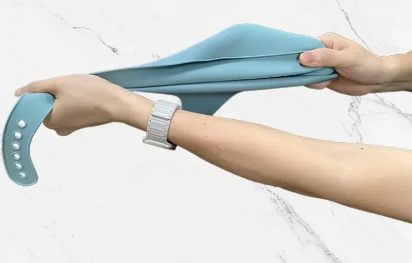 Hellblaues Silikonarmband mit gebogenem verstellbarem Design und mehreren runden Öffnungen zur Größenanpassung, das neben einer beigen wasserfesten Silikon-Lätzchen für Babys mit Auffangschale präsentiert wird.