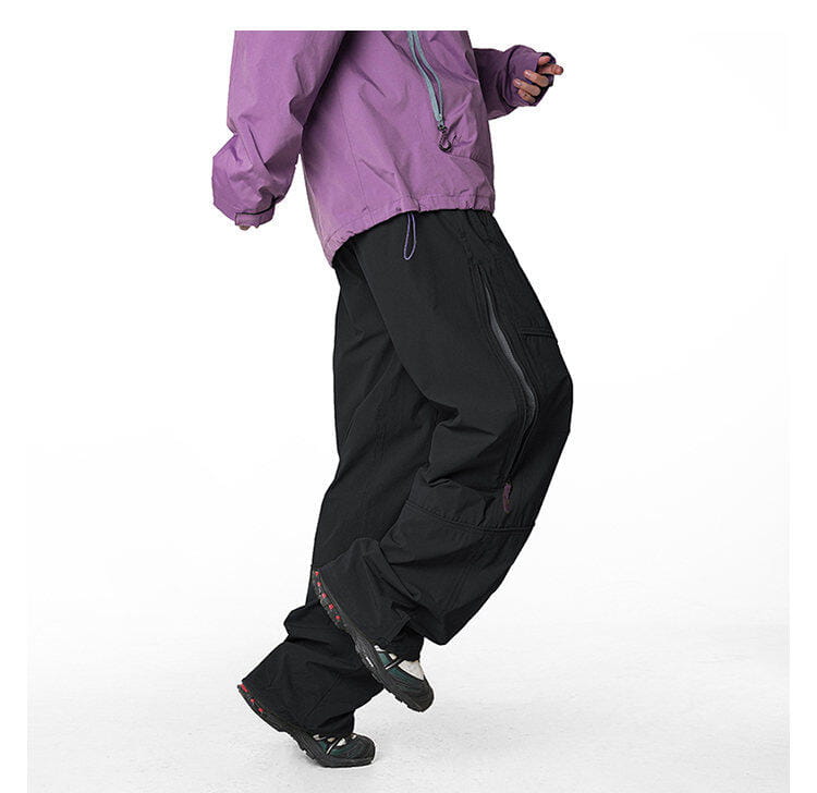 pantalones cargo impermeables anchos en negro, con múltiples bolsillos y cinturilla con cordón de secado rápido.
