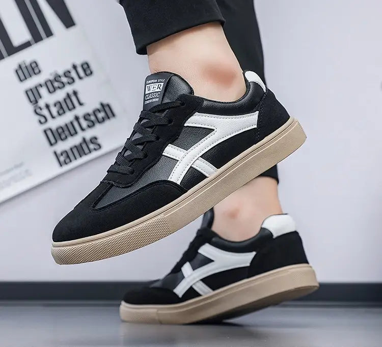 Sneakers décontractées pour hommes, chaussures de marche légères, en daim noir et blanc avec semelle extérieure en caoutchouc beige.