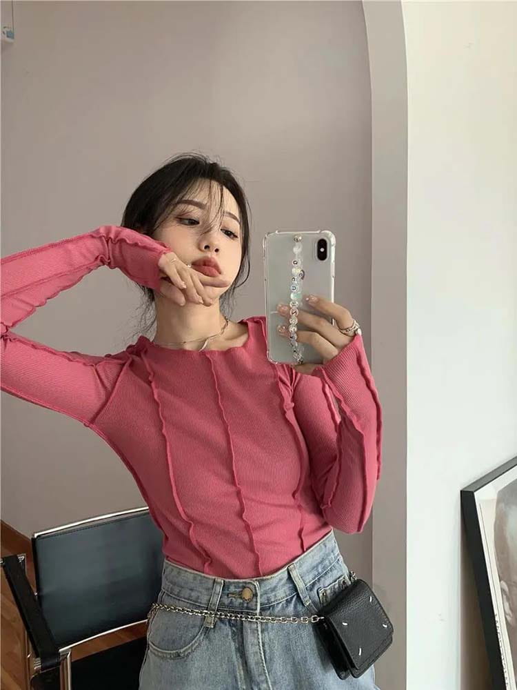 Pinkes geripptes Langarm-Top mit gerafften Details aus leichtblauem Stoff, entworfen für einen schlanken Casual-Fit.