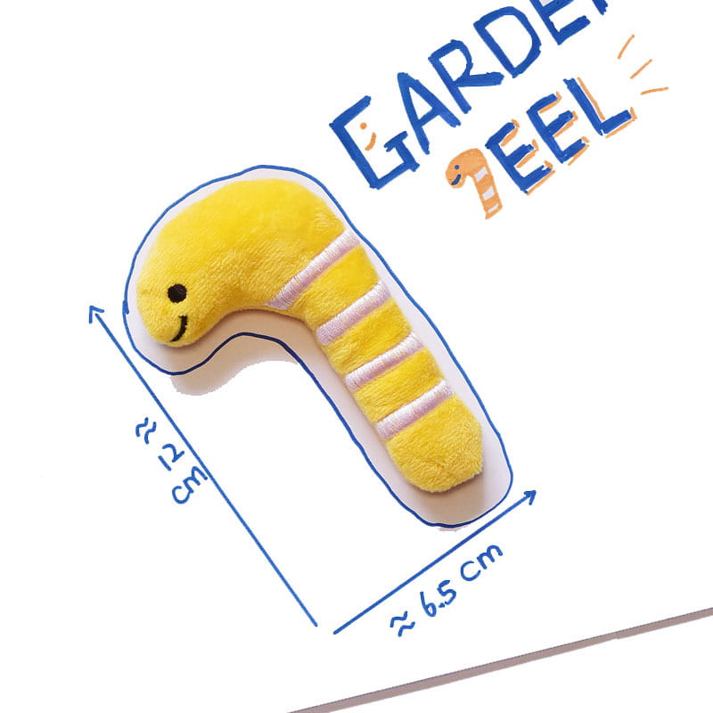 ピンクのストライプとにっこりとした表情を備えた、ぬいぐるみ風の黄色い庭のミミズの犬用おもちゃで、遊びながら使用できるインタラクティブな犬用のぬいぐるみ海の動物おもちゃとして設計されています。