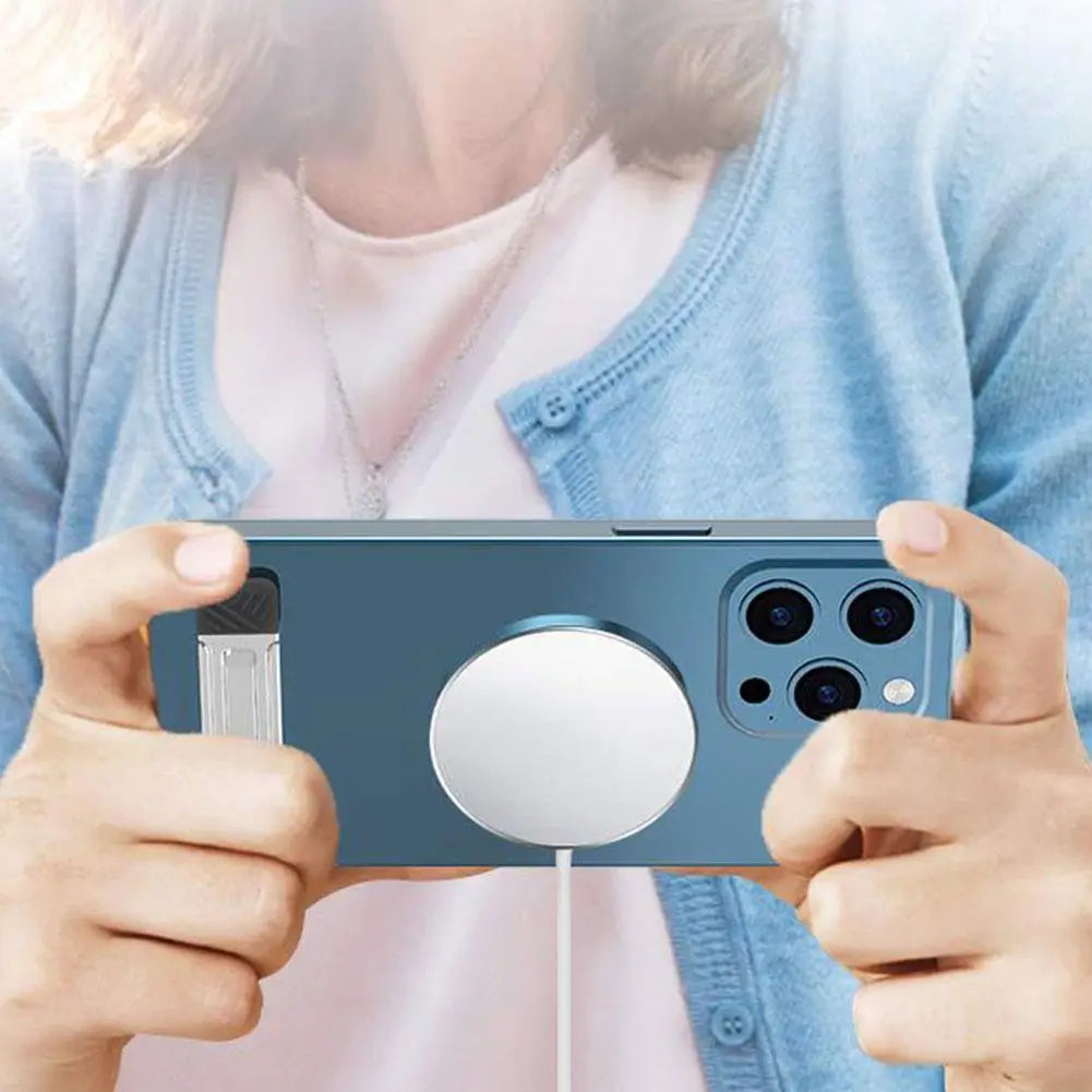 Téléphone bleu avec un tampon de charge magnétique circulaire fixé à l’arrière, placé sur un support portable pliant pour ordinateur portable en aluminium.