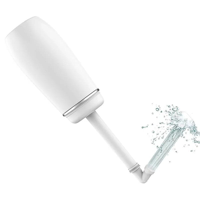 weiße Keramik-Zahnbürste mit silbernem Akzentband nahe am Griff, dargestellt zusammen mit einer Sprühflasche zur perinealen Nachsorge nach der Geburt für die Pflege nach der Geburt.