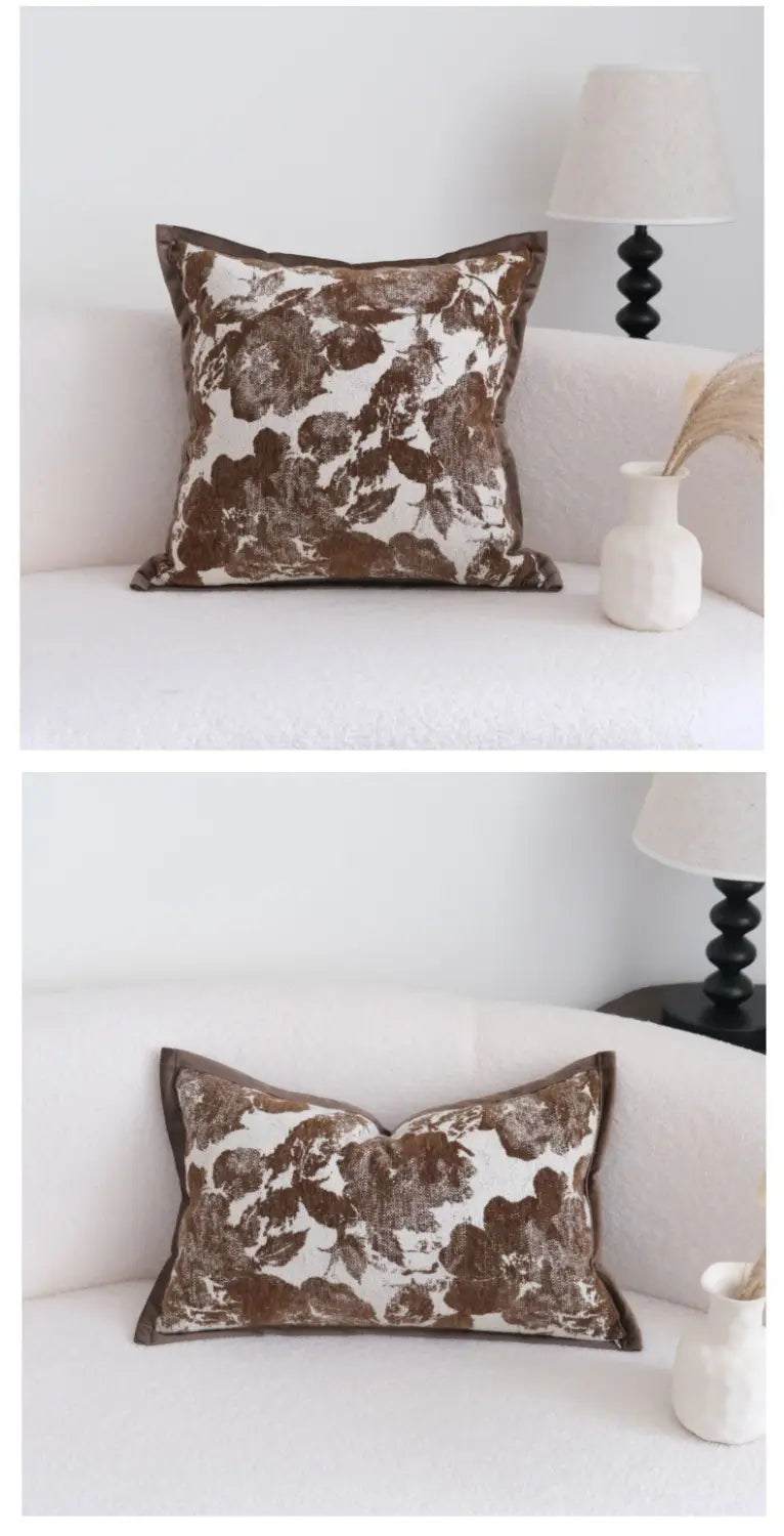 Kissenbezug aus braunem Maillard, geometrischer Jacquard, mit einem strukturierten, vintage-inspirierten Blumenmuster zur dekorativen Verwendung