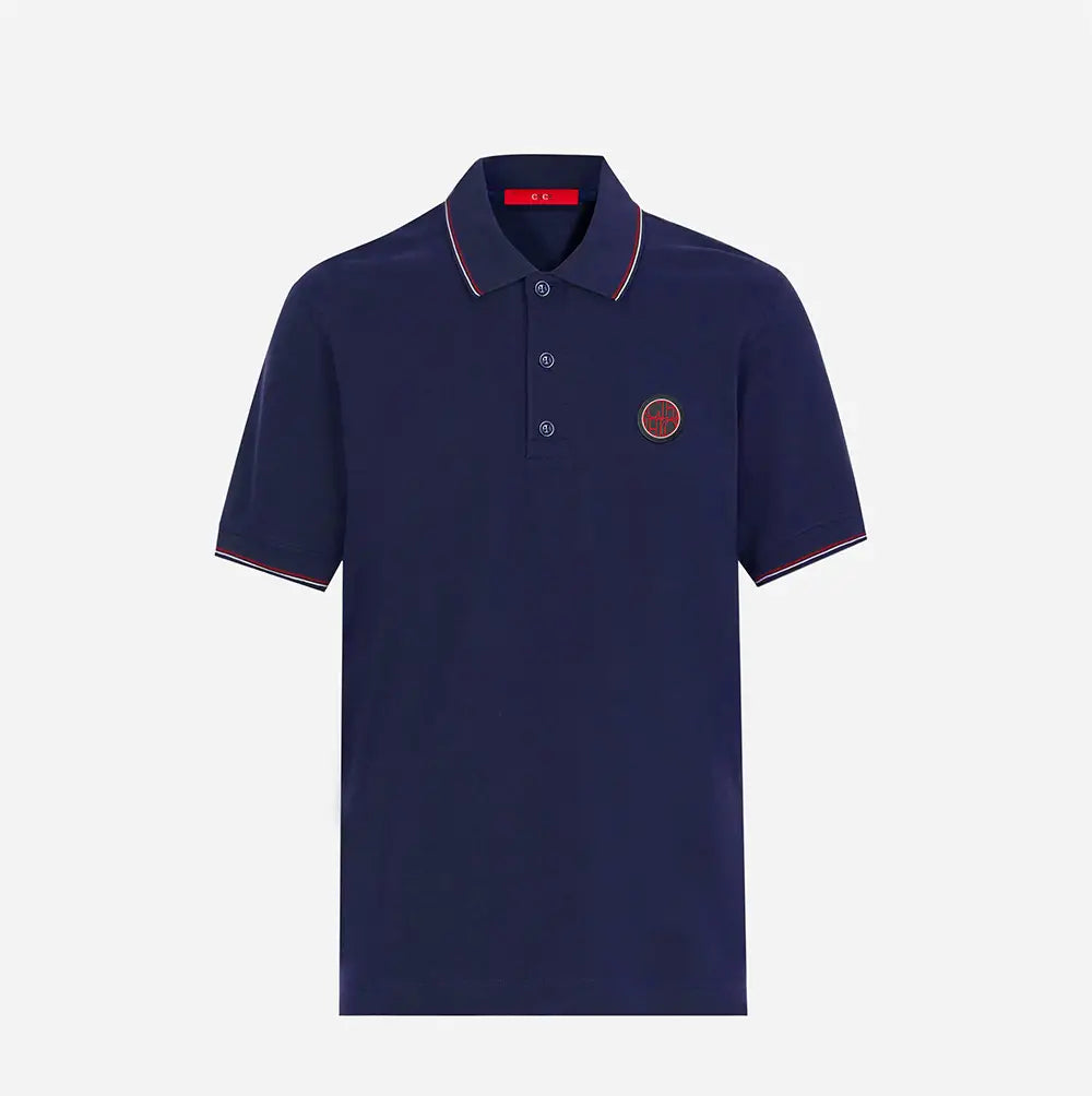 Herren-Poloshirt aus Baumwolle in Marineblau mit rot-weißem Kontrastbesatz am Kragen und an den Ärmelbündchen sowie einem runden, bestickten Logo auf der Brust.