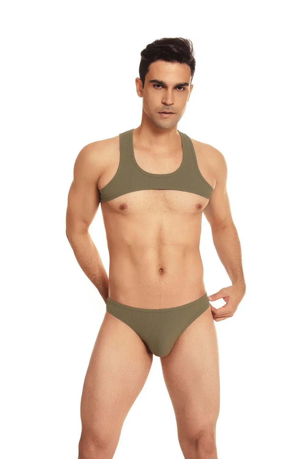 Boxers/culottes de sport vert olive au style athlétique, avec une conception profilée offrant un maintien, associés à un haut court côtelé pour homme, pour la salle de sport, pour l’entraînement, afin d’améliorer le confort et les performances.