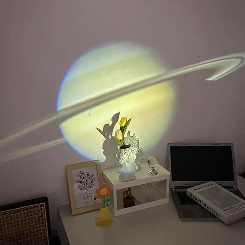 Eine projektionslampe im Saturn-Thema, die ein weiches, leuchtendes kreisförmiges licht mit sichtbaren ringbereichen an die wand wirft, in einem dunklen raum dargestellt als deckenmond- und erdprojektionlampe