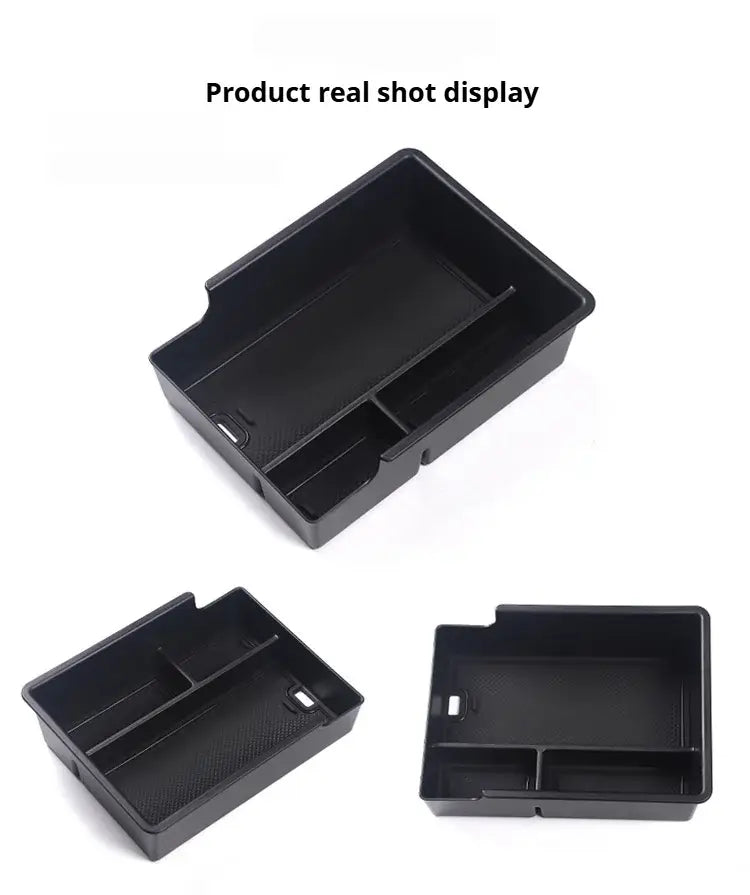 Organizador para consola central Aion Y Plus de plástico negro, con múltiples compartimentos y superficies interiores con textura para su uso en el vehículo.