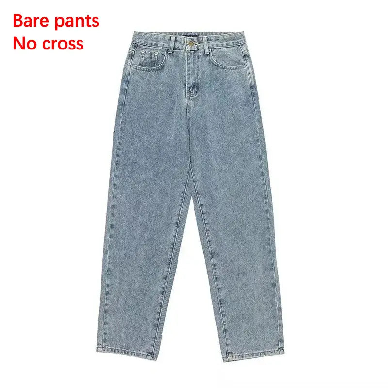 Pantalon cargo en jean à jambes larges à effet délavé clair avec broderie croisée noire, à taille taille haute et coupe droite moderne et décontractée.