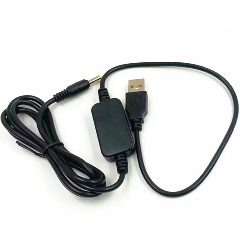 ヤエス VX シリーズ無線機向けの、コンパクトな矩形インライン変換器を備えた黒色 USB から 3.5mm オーディオ充電ケーブル。