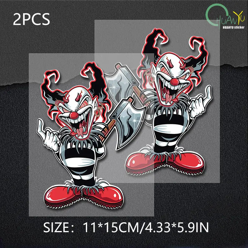 Autocollant de voiture de clown maléfique imperméable représentant deux clowns de dessin animé noir et blanc avec des accents rouges tenant des haches et faisant des gestes de la main.