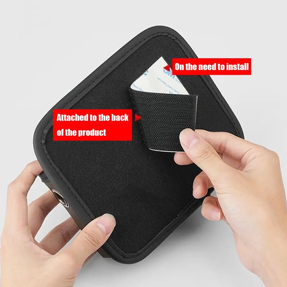 Pochette de rangement pour voiture en tissu noir avec adhésif en similicuir, organisateur, présentant la face arrière avec une sangle en velcro pour une installation facile.