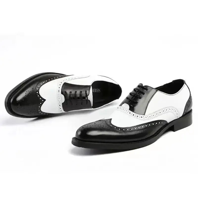 Zapatos de vestir tipo Oxford bicolor con costuras brogue para hombre en cuero pulido negro y blanco con perforaciones decorativas.