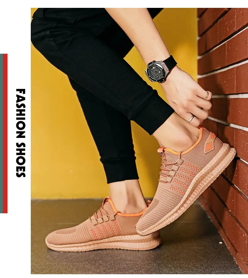 Beige Herren-Strick-Sneaker, atmungsaktiv und leger, mit orangefarbenen Akzenten und einem strukturierten Mesh-Obermaterial.