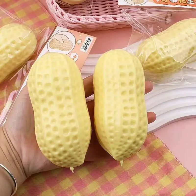 Jouets antistress souples en silicone en forme de cacahuète jaune, conçus comme des soulageurs de stress tactiles et doux.
