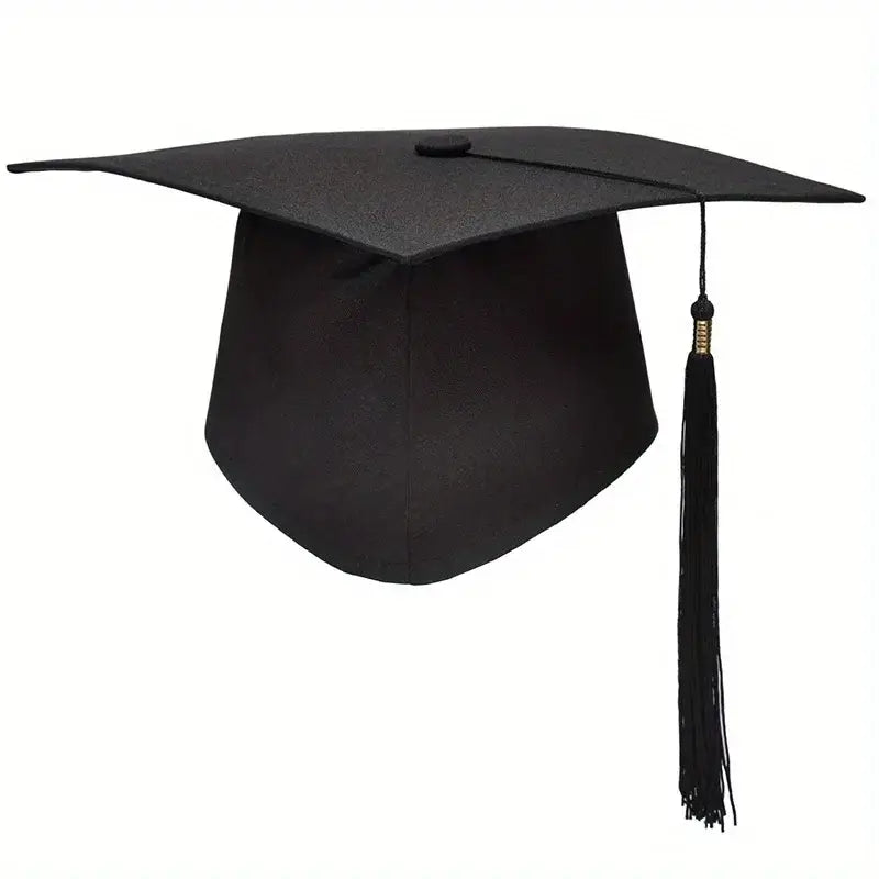 Toque de fin d’études noire pour adulte avec gland assorti noir et agrafe de couleur or, réalisée dans un tissu robuste pour les cérémonies académiques formelles.