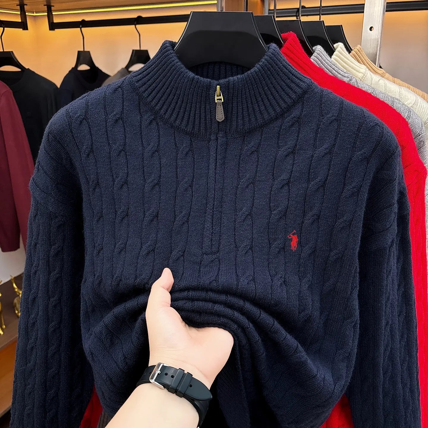 Herren-Strickpullover aus marineblauem Zopfmuster mit halbem Reißverschluss, mit rotem besticktem Polo-Spieler-Logo vorne.