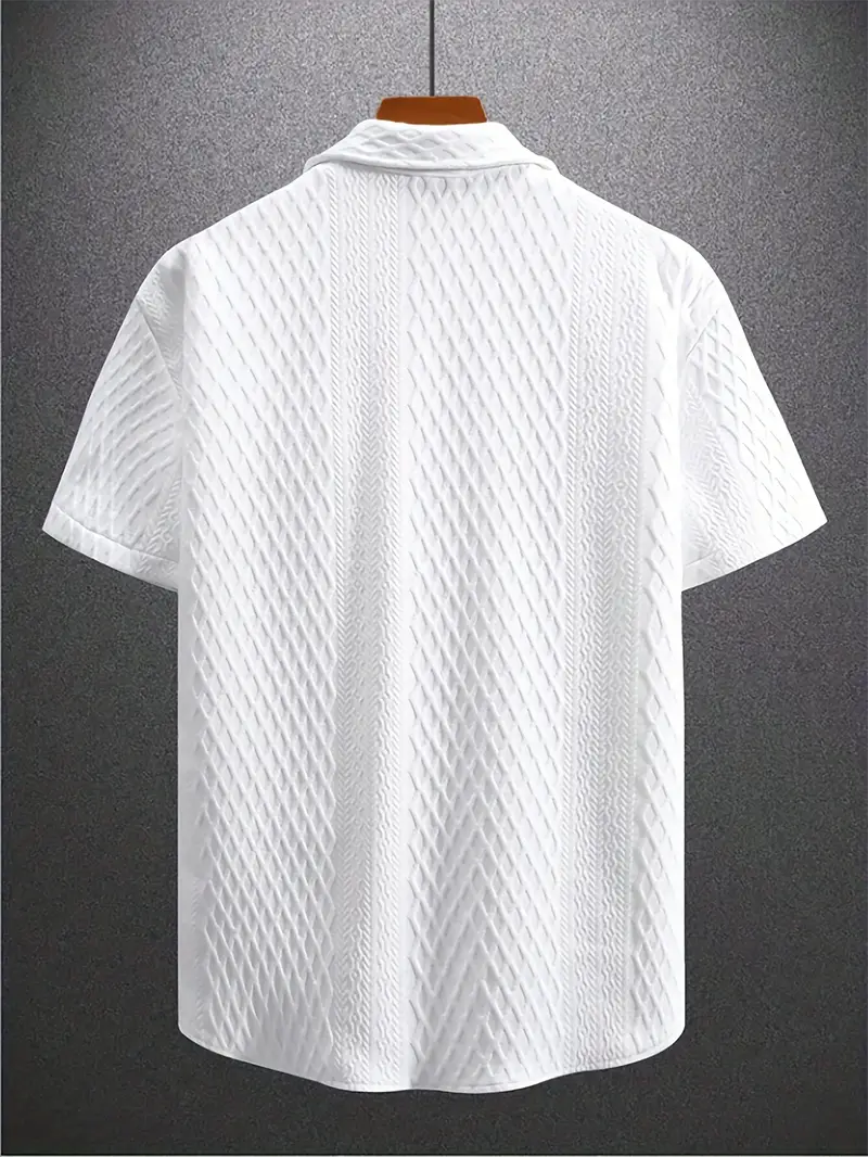 Haut gris en maille diamant à manches courtes présentant un motif losange blanc texturé et un col classique.