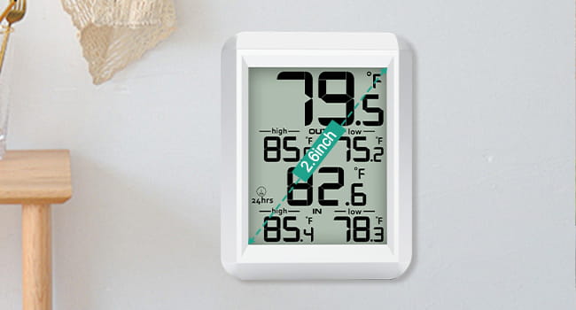 Weißes rechteckiges kabelloses Digitalthermometer für den Innen- und Außenbereich mit grünem Display zur Anzeige von Temperatur- und Luftfeuchtigkeitswerten.