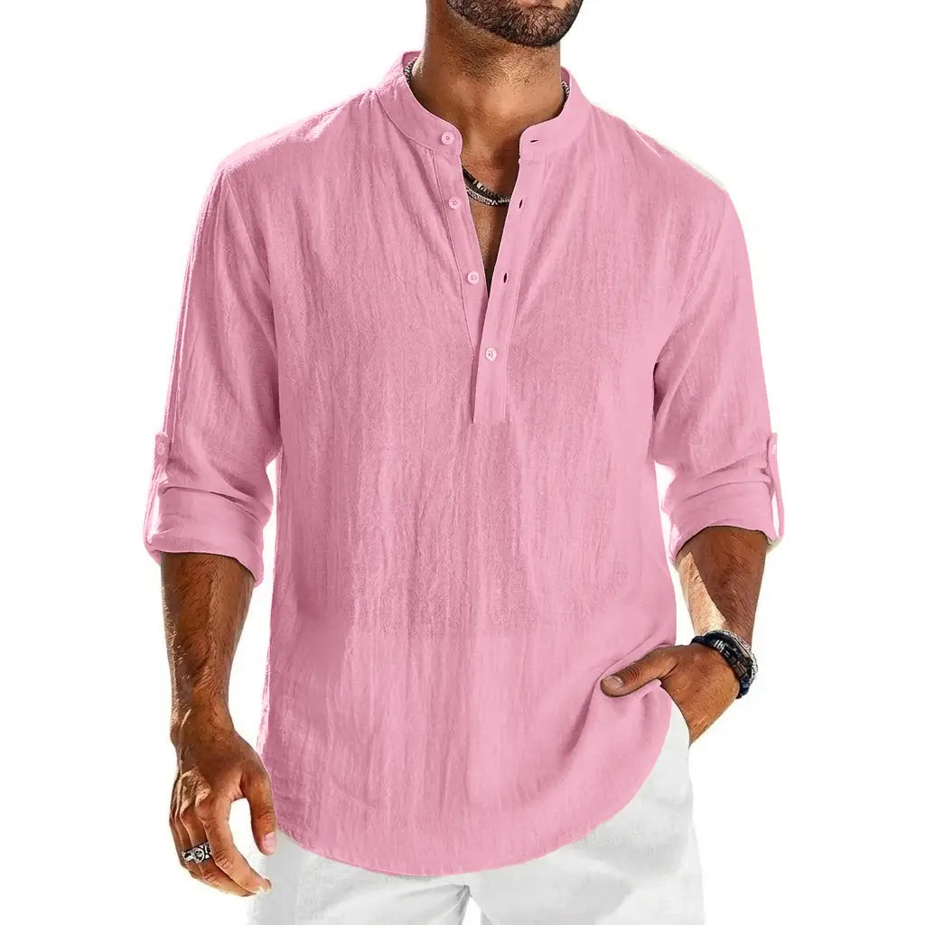Chemise Henley à manches longues en coton et lin pour homme en rose clair, avec un tissage texturé discret et des poignets retroussés.