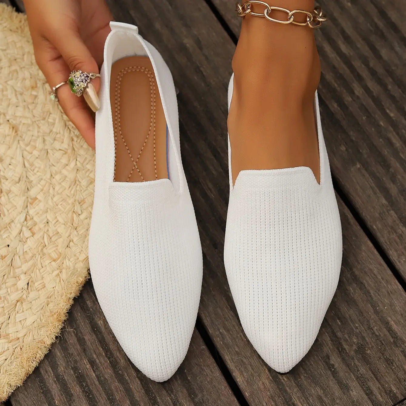 Mocassins plats à enfiler en maille blanche à bout pointu et tissu au toucher souple, dans un design de mocassins plats à enfiler à bout pointu en tricot.