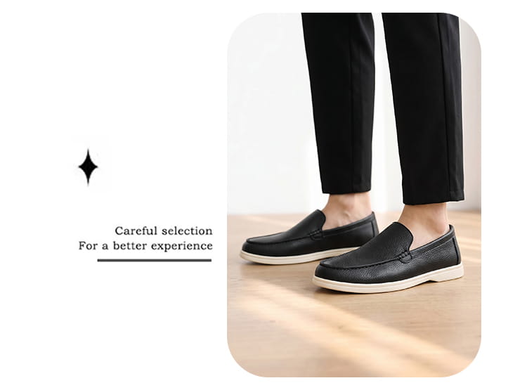 Mocassins à enfiler en cuir noir pour hommes, avec une texture lisse et des semelles en caoutchouc blanc pour un usage décontracté.