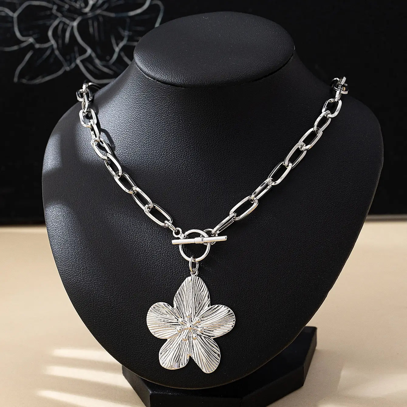 collier pendentif en argent avec un pendentif de fleur de glycine à cinq pétales texturé et une attache à bascule, style vintage pour femmes