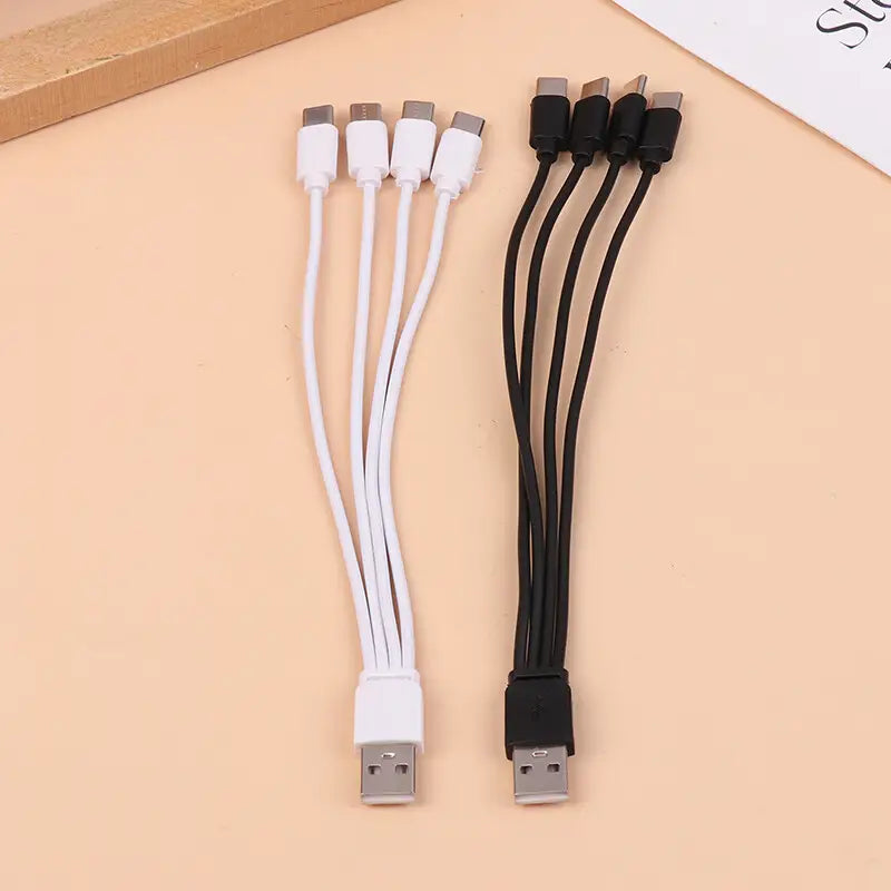 白色および黒色のusbからmicro-usbへの4in1充電ケーブル分岐で、4つの個別コネクタと、急速充電用の1つのusb-aプラグを備えています。