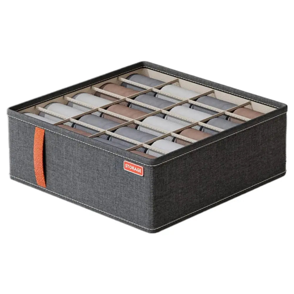 Dunkelgraue Stoff-Schubladenorganizer-Box für Unterwäsche und Socken mit orangefarbenem Griff, rotem Aufbewahrungsschild und 16 Fächern zum ordentlichen Verstauen gerollter Artikel.