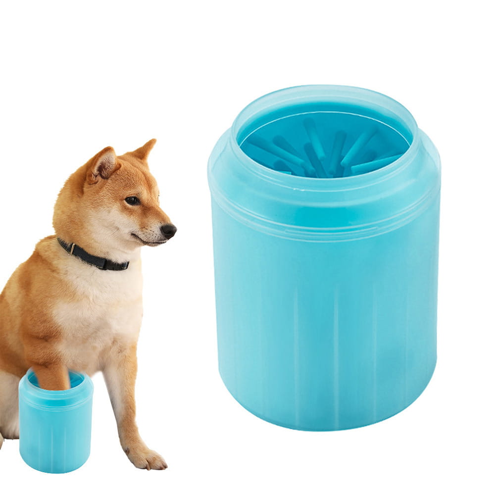 Taza de plástico color azul claro para limpieza de patas en tamaño mini, con exterior acanalado e interior de silicona forrado con cerdas, para lavar las patas de los perros.
