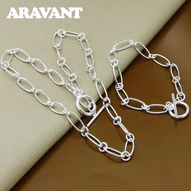 Silberne ovale Gliederkette mit Karabinerverschluss von aravant, in einem Schmuckset aus 925er Silber mit ovalen Gliedern enthalten.