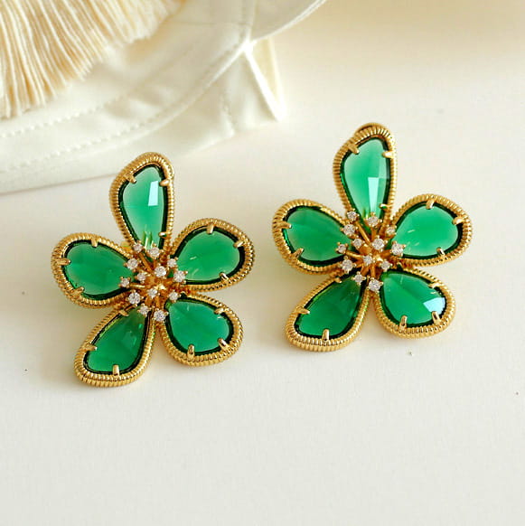 ゴールドトーンの金属セッティングときらめくダイヤモンドのアクセントを備えた、グリーンジェイドの花のゴールドフラワークリスタルスタッドピアス。