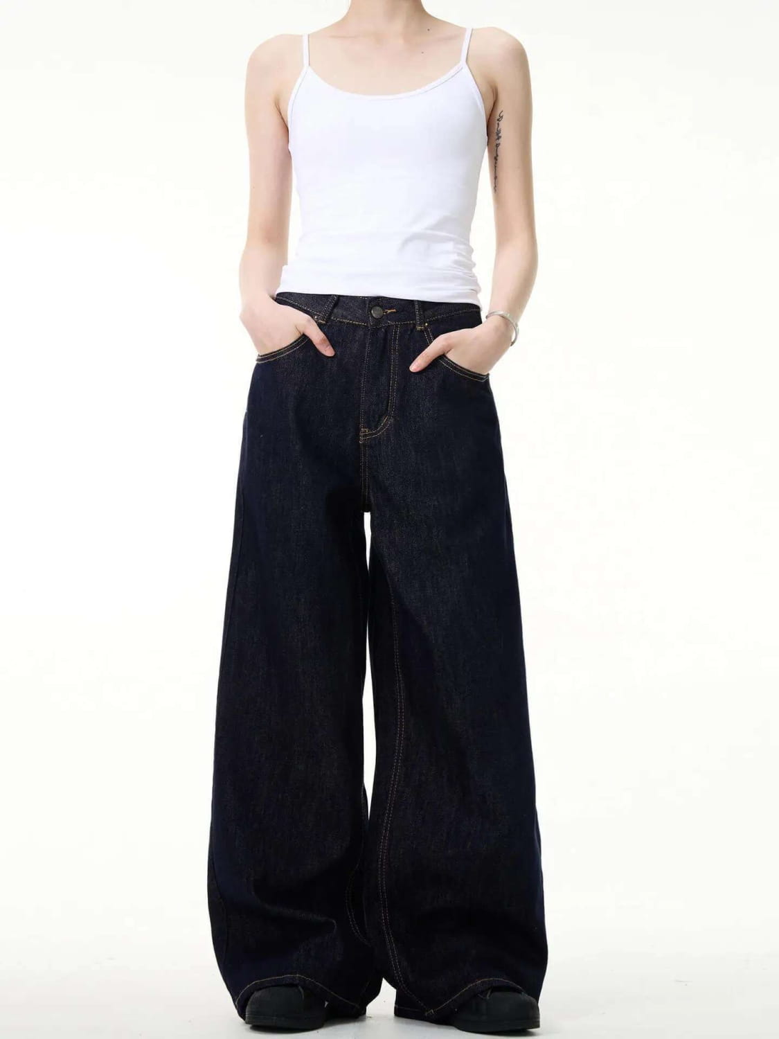 Iefb men black vintage wide leg jeans in dark indigo denim with a relaxed high waisted fit and contrasting light stitching.