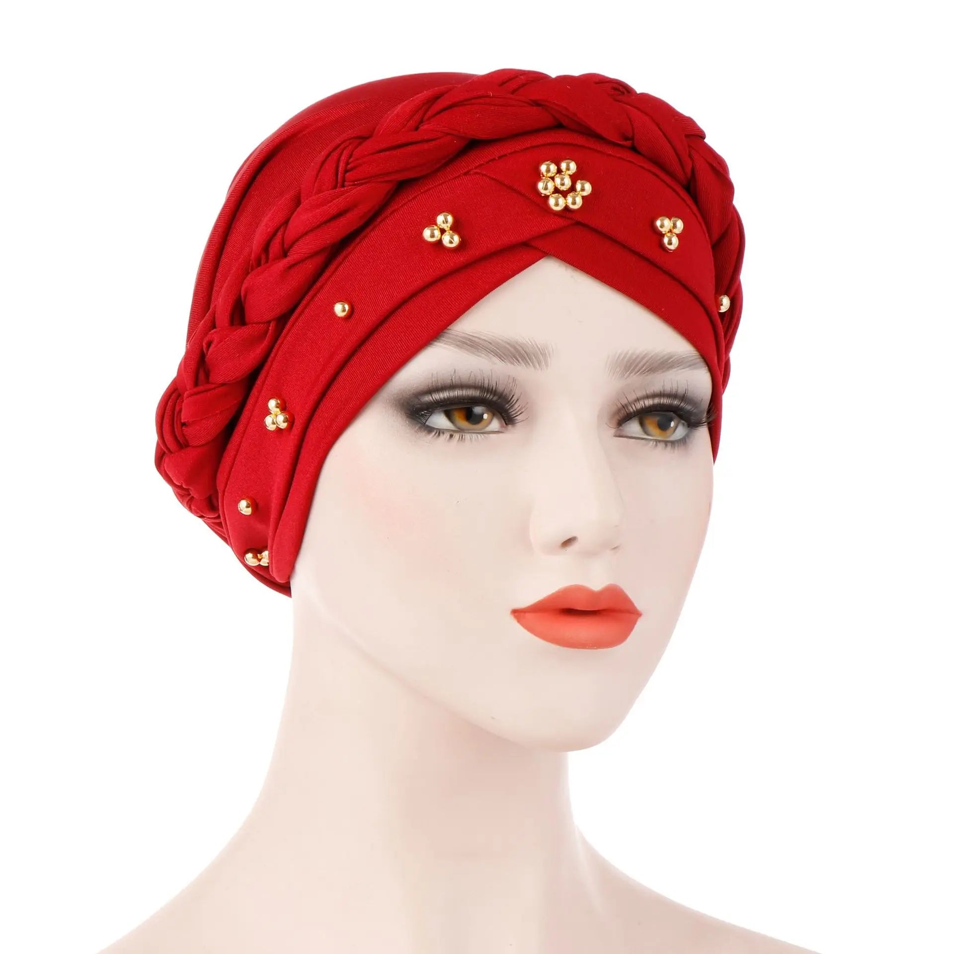 envoltura para la cabeza tipo turbante de hijab modal roja, con tachuelas decorativas de color dorado.