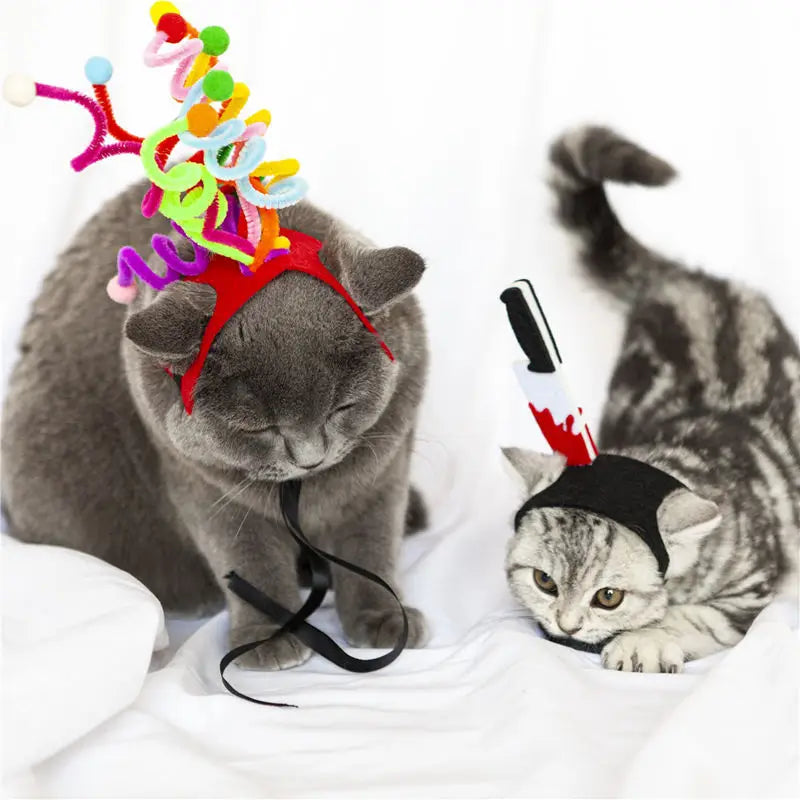 猫と犬向けの面白いペットコスチューム用ヘッドウェアとしてデザインされた、赤いヘッドバンドとポンポン付きのカラフルなパイプクリーナーのクリスマスツリーハット。