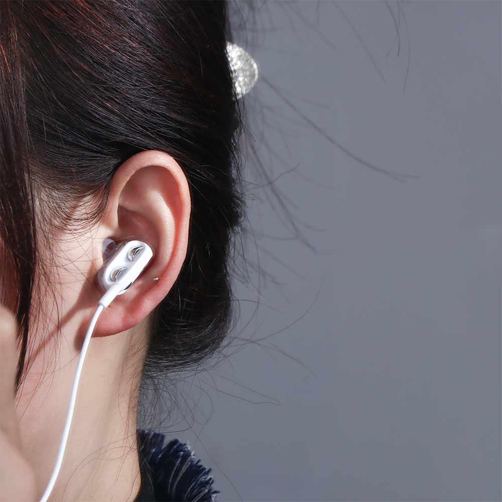 Écouteurs à double dynamique blancs avec une conception minimaliste élégante et des embouts d’oreille en silicone souple, avec une connexion de casque stéréo filaire 3,5 mm.