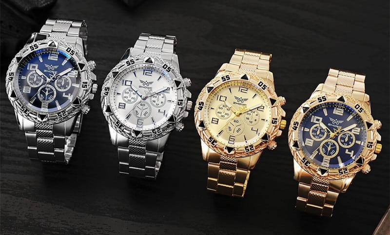 Quatre montres à quartz à chronographe en acier inoxydable Tvk avec des cadrans bleu et blanc, présentant un design de lunette texturée.