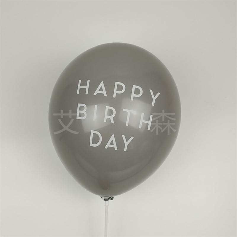 un ballon d’anniversaire en latex gris mat avec « joyeux anniversaire » imprimé en lettres blanches majuscules, provenant d’un lot de 20 ballons en latex d’anniversaire assortis et imprimés.