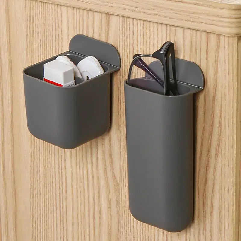 graue, aus Kunststoff gefertigte, an der Wand montierte Schreibtisch-Organizer-Aufbewahrungsbox mit einem rechteckigen und einem zylindrischen Fach zur Aufbewahrung kleiner Gegenstände wie Ohrhörer und Brillen