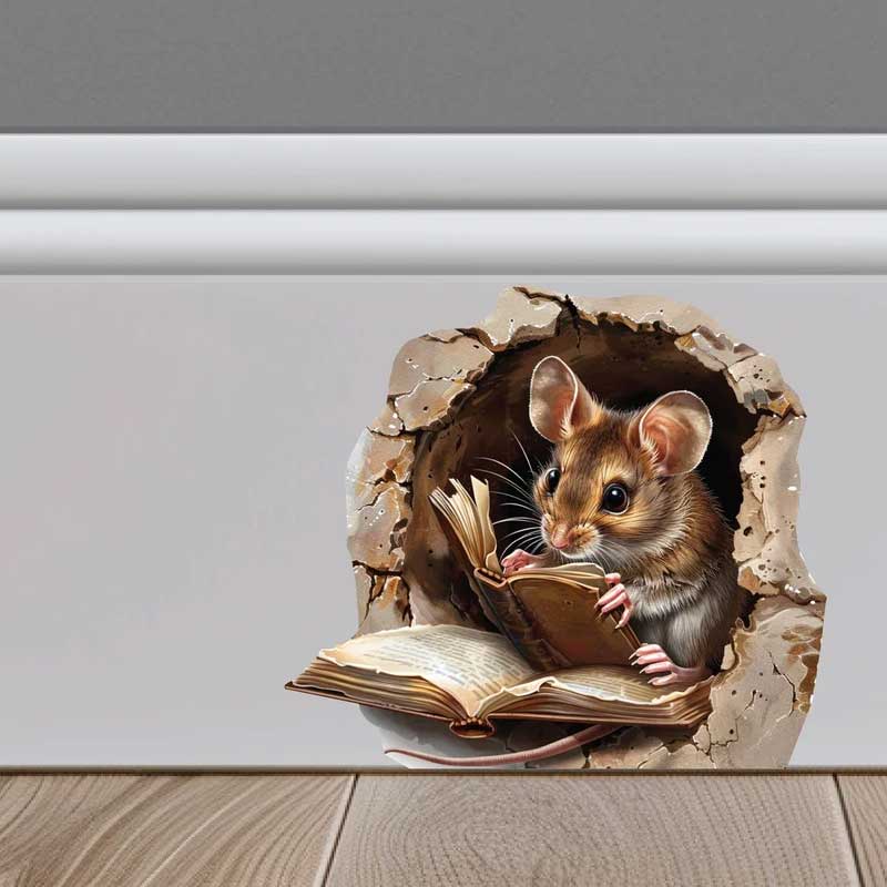 Un autocollant mural 3D détaillé représentant une souris brune et grise aux grandes oreilles, apparaissant au sortir d’une cavité fissurée à texture dans le mur tout en tenant un livre ouvert réalisé en PVC amovible, convenant comme autocollant de format pour la décoration murale.