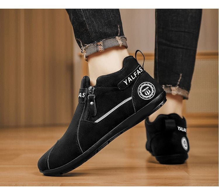Herren-Casual-Sneaker aus Wildleder zum Hineinschlüpfen mit Zipper-Verschluss in Schwarz, mit weißem Reißverschluss und Logo-Branding auf schwarzem Wildleder-Stiefeleinsatz im Knöchelbereich.