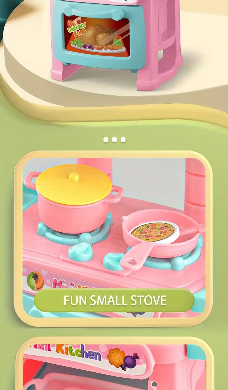 Kleines Küchen-Spielset mit einer pinkfarbenen Kunststoff-Kinderküche, einem gelben Deckel-Topf und einer pinkfarbenen Pfanne auf einem türkisfarbenen Herd für Rollenspiel-Kochspielzeuge.