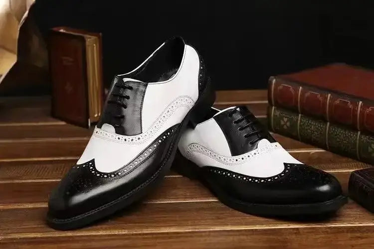 Zapatos de vestir Oxford tipo brogue bicolor para hombre en cuero pulido negro y blanco con perforaciones decorativas.