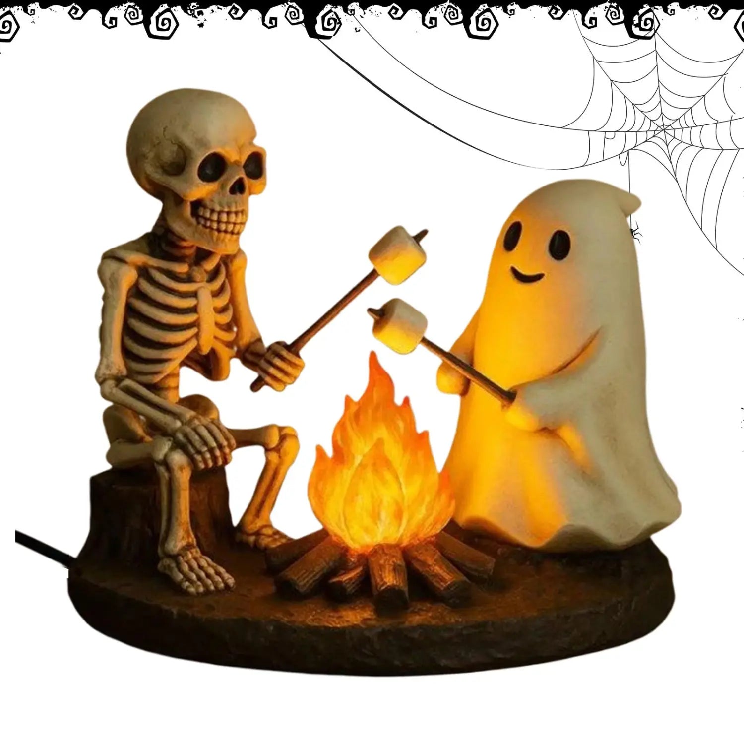 une lanterne de nuit de feu de camp fantomatique orange lumineux, présentant un fantôme squelette en résine détaillé et un fantôme rôtissant des guimauves pour la décoration d’Halloween
