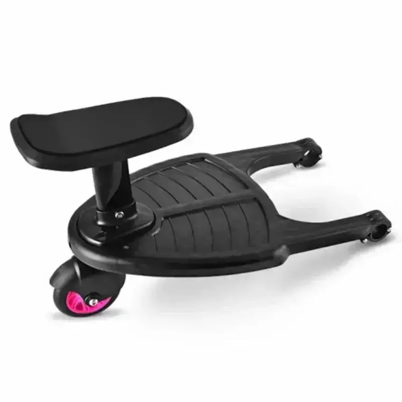 Schwarzes Kunststoff-Fahrbrett am Kinderwagen mit abnehmbarem Sitz und Plattform; mit rosafarbenen Rädern und einer strukturierten Fußstütze, dargestellt von der Rückseite.