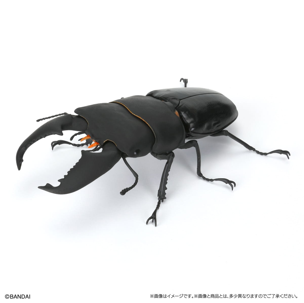 大あごが細部まで作り込まれ、脚先がオレンジ色のバンダイの黒いプラスチック製ノコギリクワガタ完成品モデル玩具です。