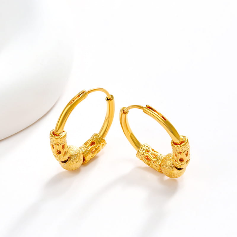 Ohrringe mit Gold-Drachenring mit kunstvollen, strukturierten Drachenkopflinien und einer polierten, metallischen Oberfläche, ideal als feines Schmuck-Geschenk.