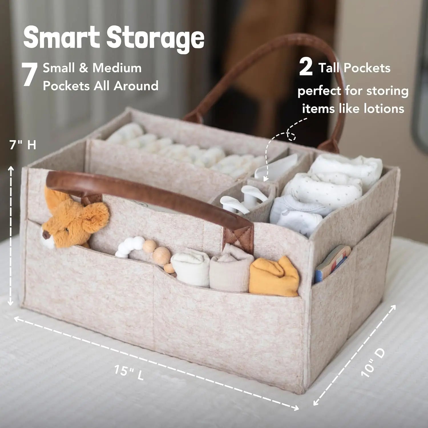 Beige Filz-Wickelablage-Organiser für das Kinderzimmer, Aufbewahrungskorb mit braunen Ledergurten und einem kuscheligen Teddybär-Anhänger.