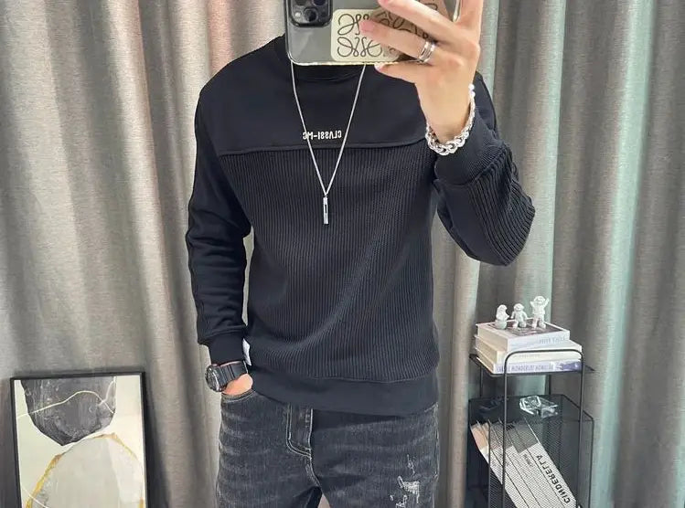 Pull-over en maille à empiècement contrastant pour homme, manches longues, noir en maille côtelée, avec un empiècement contrastant sur la poitrine et des lettrages blancs.